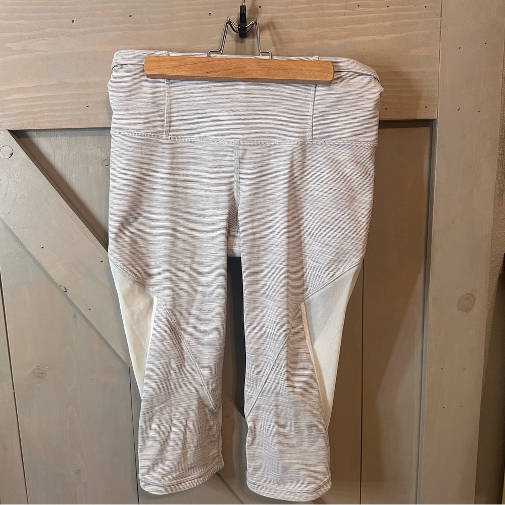 Lululemon Run With The Sun Crop
Wee Are From Space Nimbus Battleship/White Yoga